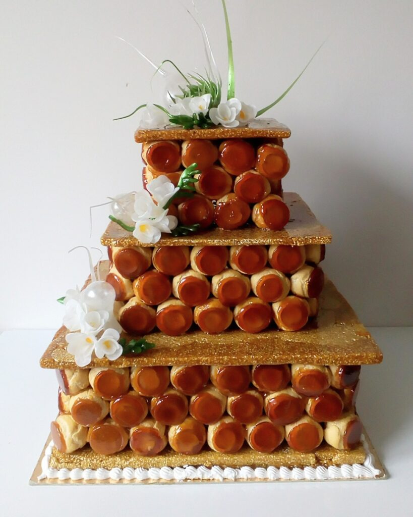 slavnostní a svatební francouzský dort croquembouche